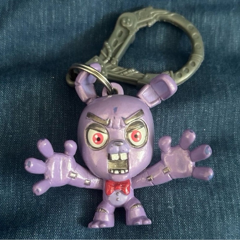 Five Nights at Freddy’s Collectible Tin + Bonnie Keychain - Picture 9 of 11
